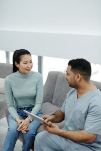 일본에서 마운자로 처방 상담을 받는 환자와 의사